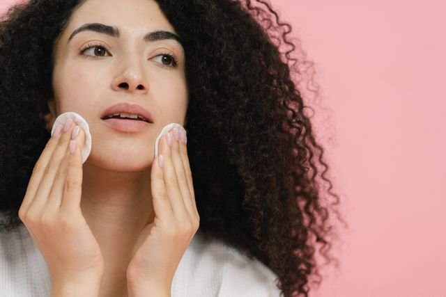 Limpieza Facial Profunda: qué es, beneficios reales y cada cuánto hacerla pexels shvets production 9775108